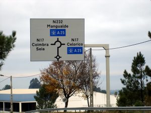 Placas em estrada em Portugal