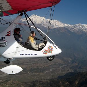 Voo de poweparaglider junto do Himalaia, Pokhara, Nepal