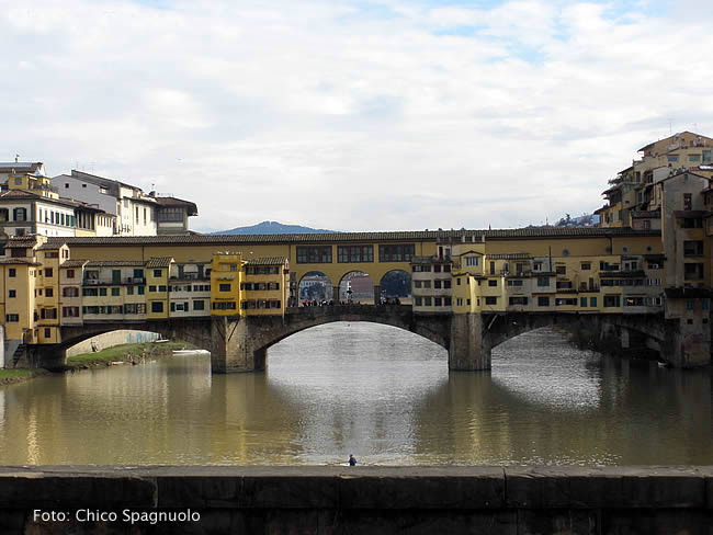 Rio Arno e a Ponte Vecchio, Florença, Toscana