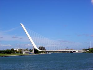 Ponte moderna no Rio Guadalquivir, Sevilha, Espanha