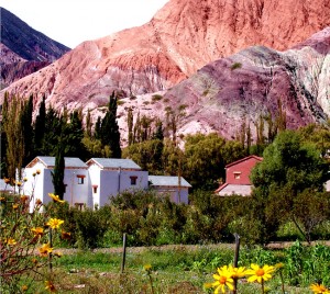Rochedos coloridos em Purmamarca, Argentina