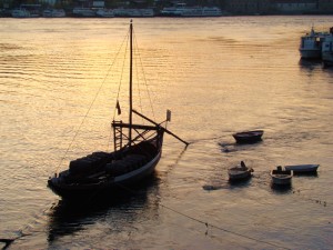 Pôr do sol no Rio Douro, na Cidade do Porto, em Portugal