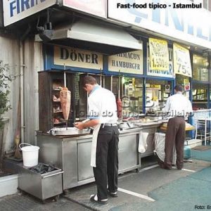 Quiosques que servem comida em Istambul, Turquia