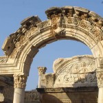 Ruínas de portal em Éfeso, Turquia