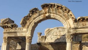 Ruínas de portal em Éfeso, Turquia