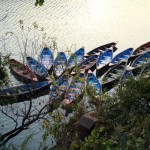 Sikaras (canoas de fundo chato) no lago Pewa, Pokhara