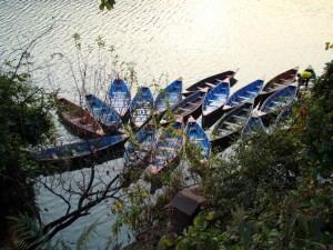 Sikaras (canoas de fundo chato) no lago Pewa, Pokhara