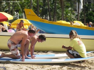 Surfistas em Waikiki Beach, Havaí, USA