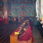 Jovens monges em um templo budista em Pokhara