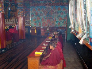 Jovens monges em um templo budista em Pokhara