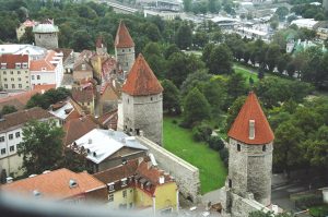 Torres e muralhas medievais em Tallinn, Estônia