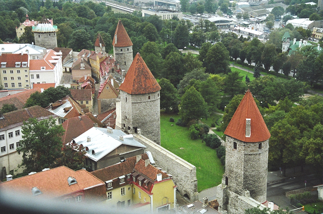 Torres e muralhas medievais em Tallinn, Estônia