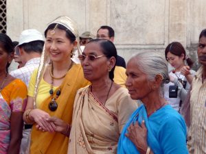 Turista japonesa com indianas, Delhi Índia