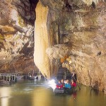 Um rio dentro do Gouffre de Padirrac, França