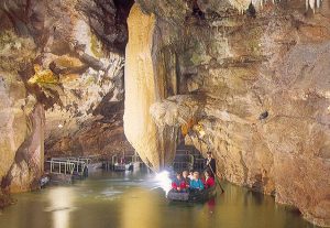 Um rio dentro do Gouffre de Padirrac, França