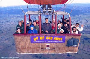 Voo de balão próximo aos Alpes Neo-Zelandeses