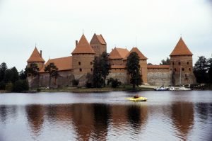 Castelo de Trakai, em uma ilha lacustre, Lituânia