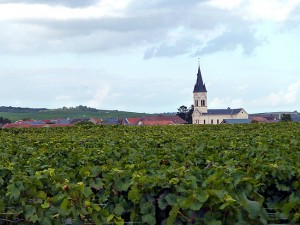 Igreja no meio de vinhedos, Champagne, França