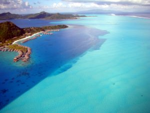 Laguna de Bora Bora fotografada de um helicóptero, Tahiti, Polinésia