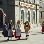 Moças com trajes tradicionais em Riga, Letônia