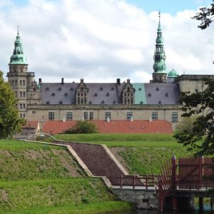 O acesso ao Castelo de Elsingor, na Dinamarca
