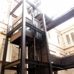 Elevador panorâmico dentro da Pinacota do Estado