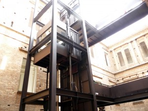 Elevador panorâmico dentro da Pinacota do Estado