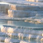 Piscinas calcáreas em Pamukkale, Turquia