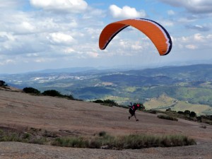 Preparando para levantar voo em paraglider em Atibaia