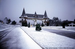 Entrada de Gramado sob a neve