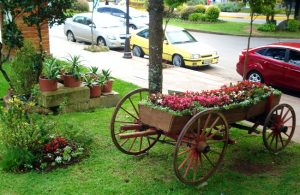 Pracinha florida em Gramado, na primavera