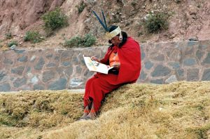 Cholo com roupa típica