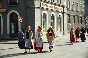 Moças em Riga, na Letônia