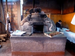 Tradicional forno a lenha em Pisac, vale Sagrado dos Incas, Peru