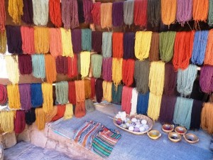 Lãs de alpaca e lhama produzidas e tingidas artesanalmente. Vale Sagrado dos Incas, Peru