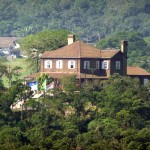 Arquitetura em madeira no meio do verde