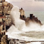 Dia de mar bravo na Costa Amalfitana, Itália - Fot