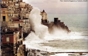 Dia de mar bravo na Costa Amalfitana, Itália - Fot