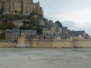 Normandia, Mont St-Michel, construções junto às muralhas