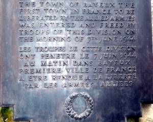 Placa comemorativa da libertação de Bayeux