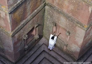 Fiel etíope dá a volta ao redor de Bet Giyorgis- Foto Haroldo Castro