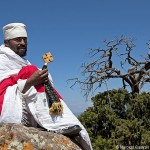 Sacerdote rezando ao lado de Bet Gebriel-Rufael - Foto Haroldo Castro