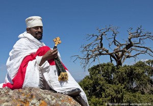 Sacerdote rezando ao lado de Bet Gebriel-Rufael - Foto Haroldo Castro