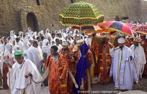 Procissão dá a volta ao redor de Bet Medhane Alem