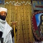 Sacerdote guarda a entrada do maqdas de Bet Medhane Alem