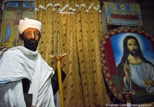 Sacerdote guarda a entrada do maqdas de Bet Medhane Alem