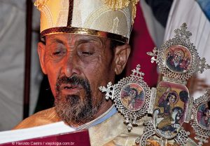 Sacerdote da igreja Bet Maryam, Casa de Maria, lê um texto sagrado