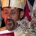 Sacerdote da igreja Bet Maryam, Casa de Maria, lê um texto sagrado - Foto Haroldo Castro