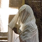 Fiel lê trechos da Bíblia, na igreja Bet Medhane Alem