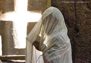 Fiel lê trechos da Bíblia, na igreja Bet Medhane Alem